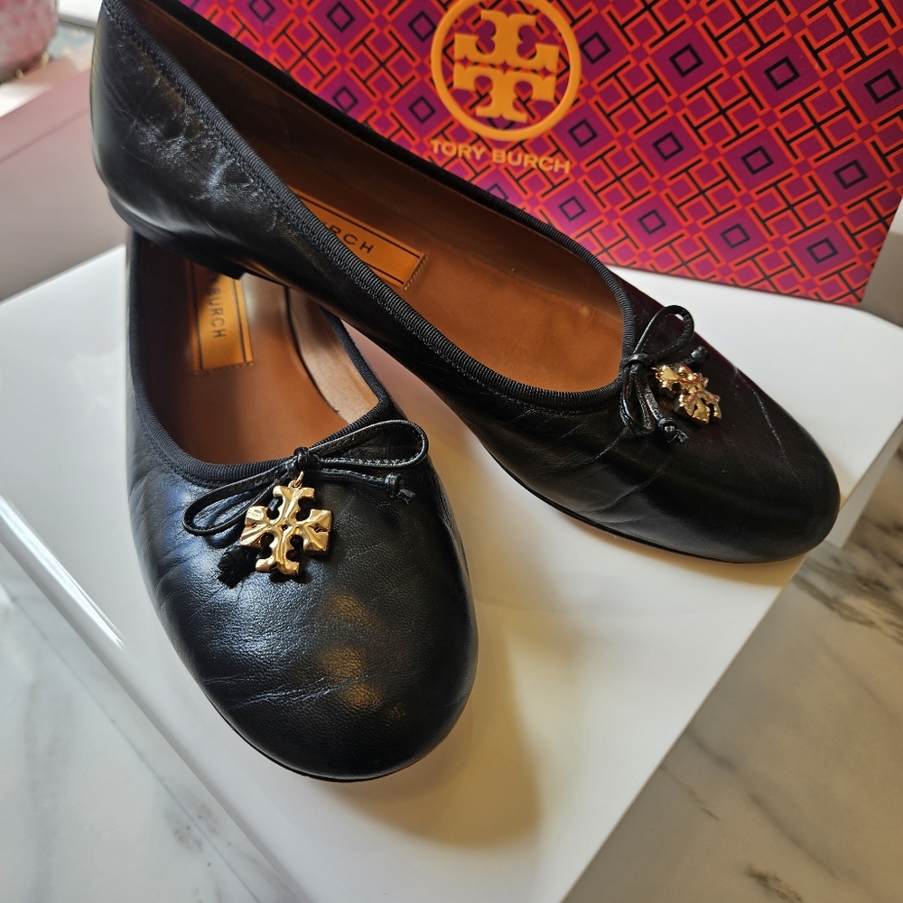 Tory Burch Tory Charm Ballet Flat 10M Perfect Black Goat Leather Gold Logo